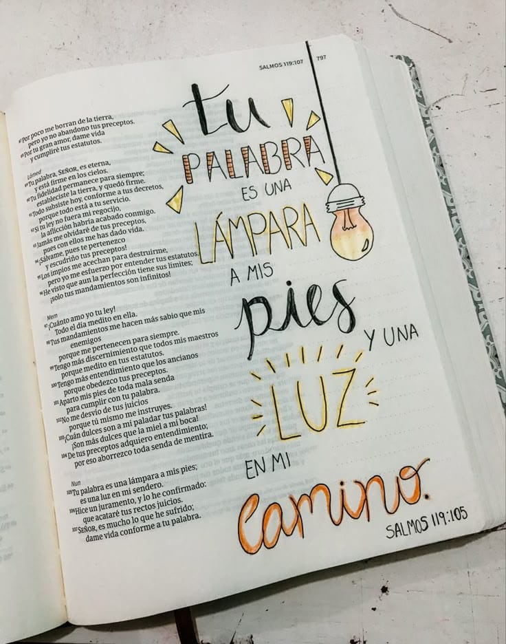 Página de Biblia con lettering: Tu palabra es una lámpara a mis pies